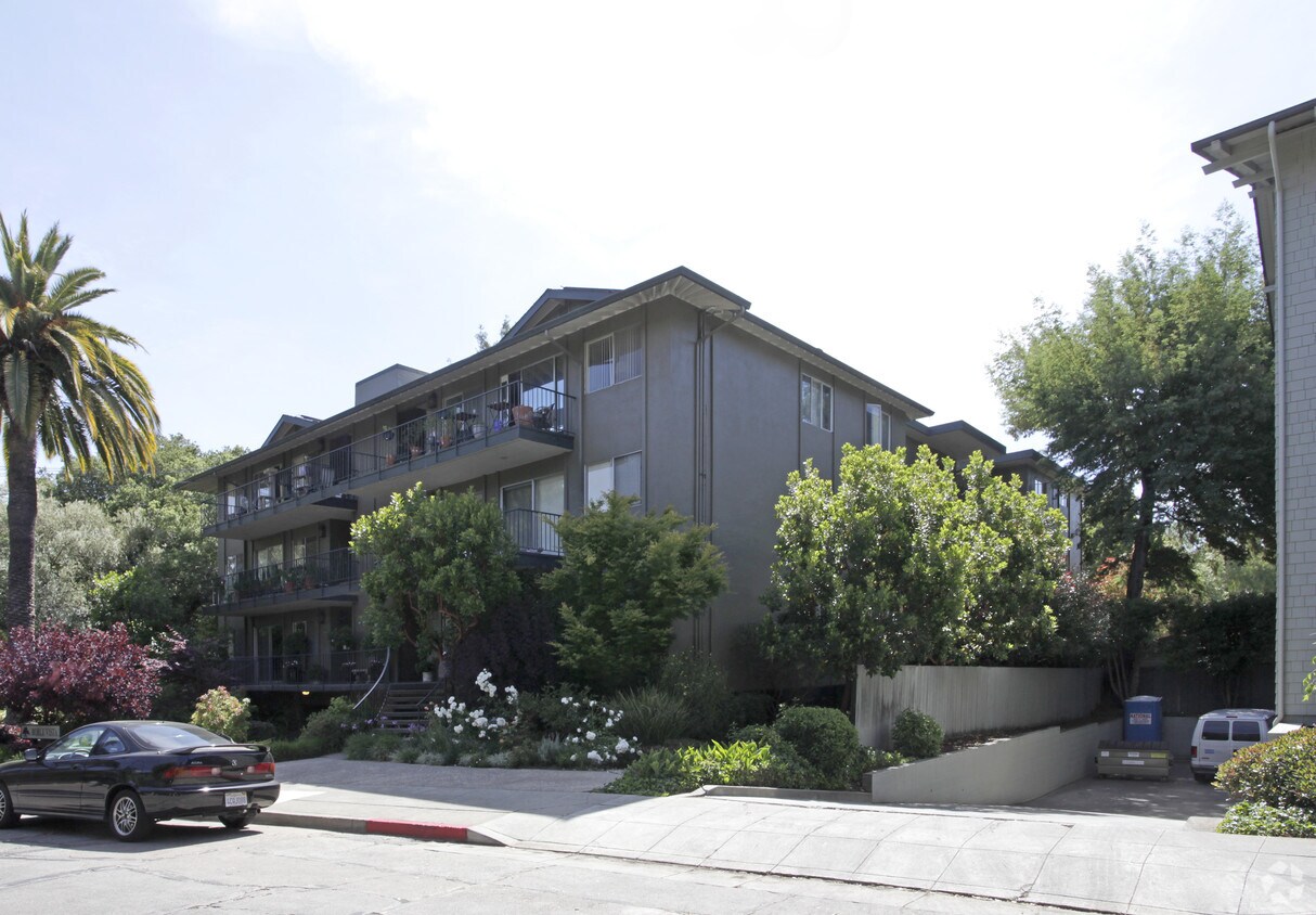 Primary Photo - Roble Vista Apartments