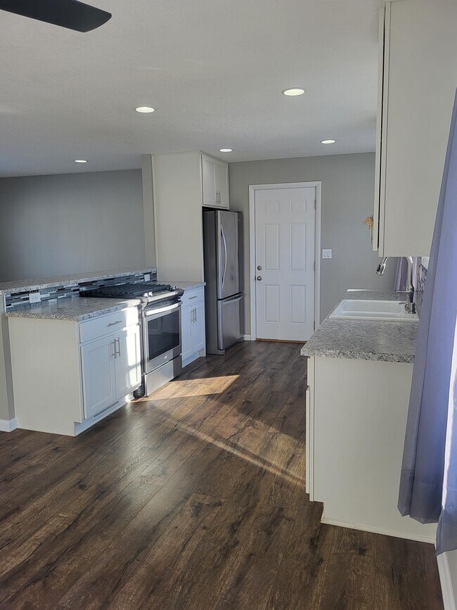 Foto del edificio - 1744 Elmwood Dr