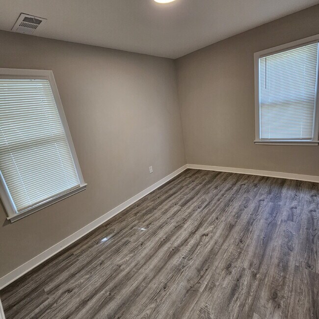 Foto del edificio - 2 bed, 1 bath renovated ranch. Kitchen has new cabinets, granite counters. All appliances, remode...
