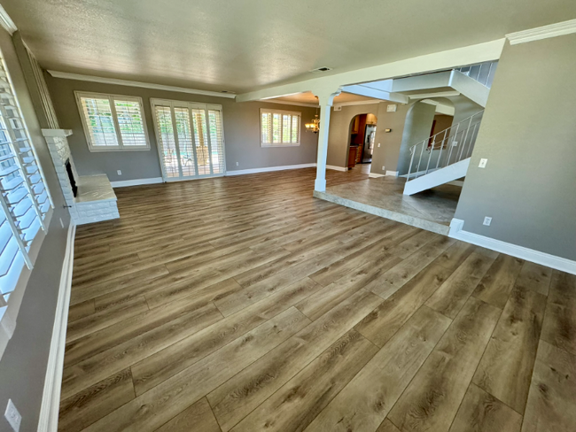 Building Photo - 2024 Rolling Hills Dr