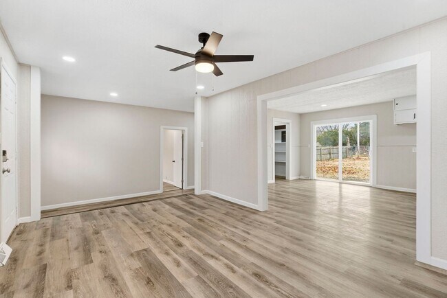 Foto del edificio - 4 Bedroom home 2 bath Available NOW!