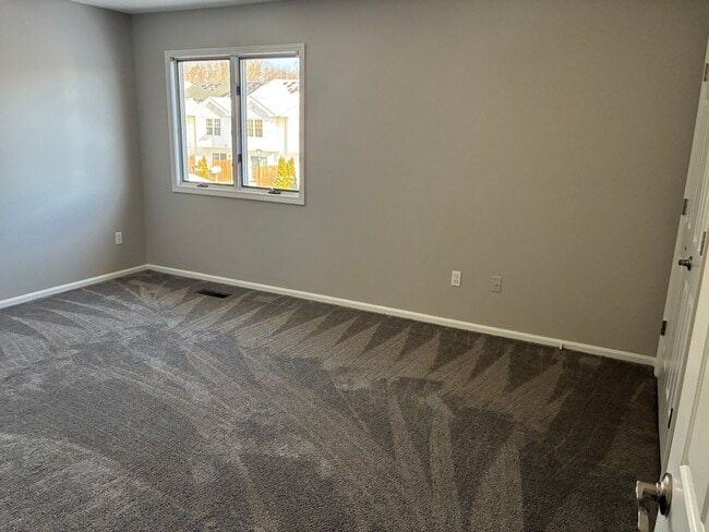 Building Photo - 3 Bedroom 2 Bath Condo