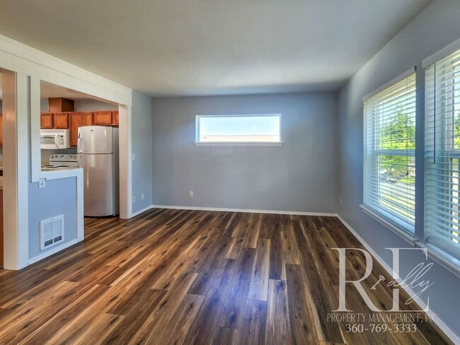Building Photo - Inviting Poulsbo Home with Open Layout, Fe...