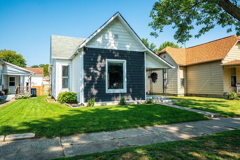 Primary Photo - 844 River Ave