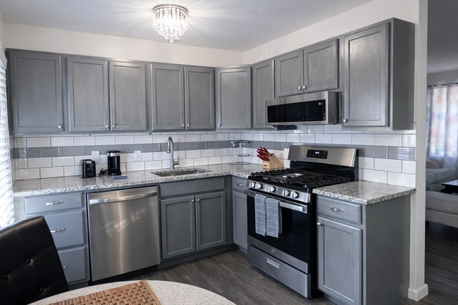 Building Photo - 1 Bed / 1 Bath – All Bills Paid, Washer & Dryer Included, Tile Floors, Pool & Prime Location!