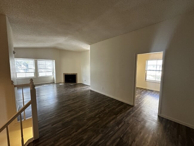 Foto del edificio - AVAILABLE NOW! Newly refreshed duplex in A...