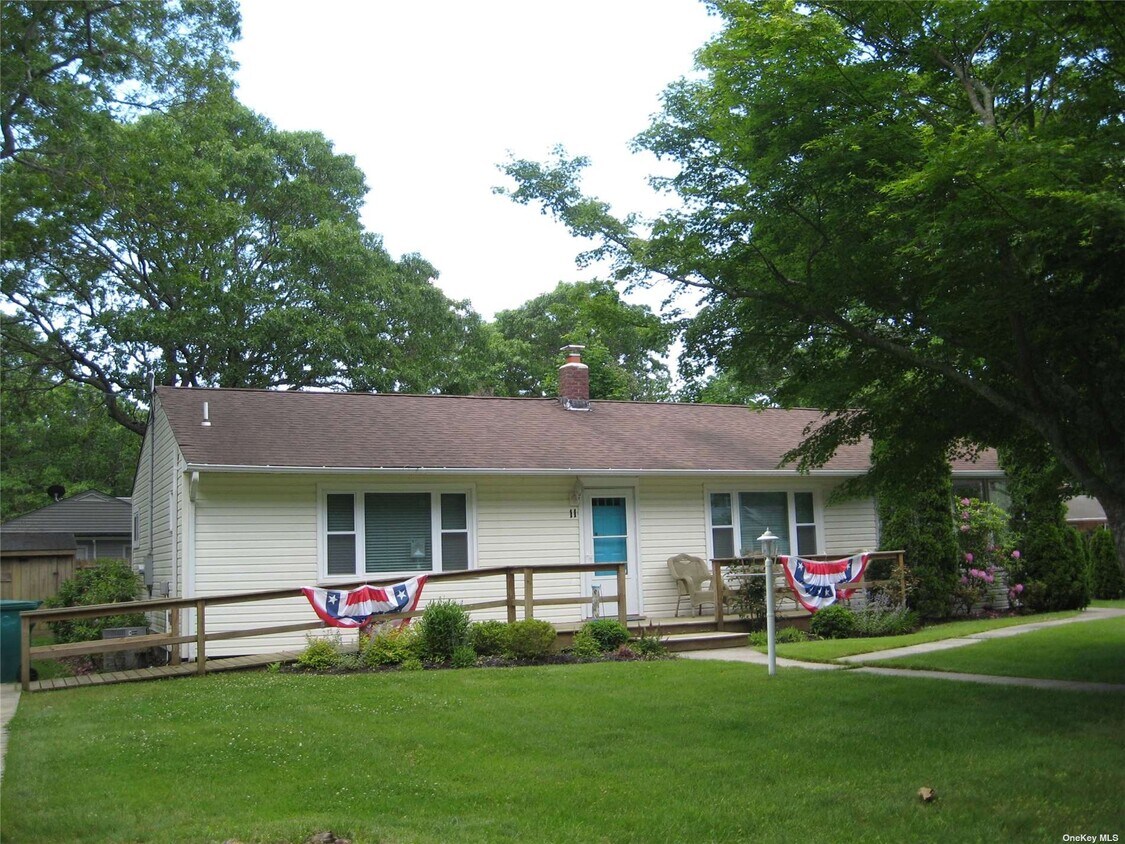 11 Chevy Chase Rd, Hampton Bays, NY 11946 House Rental in Hampton