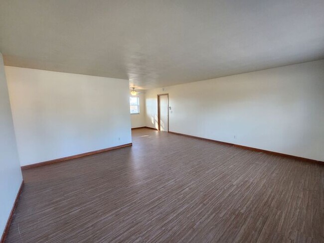 Building Photo - NEWLY RENOVATED 2 Bedroom 1.5 Bath-Electri...