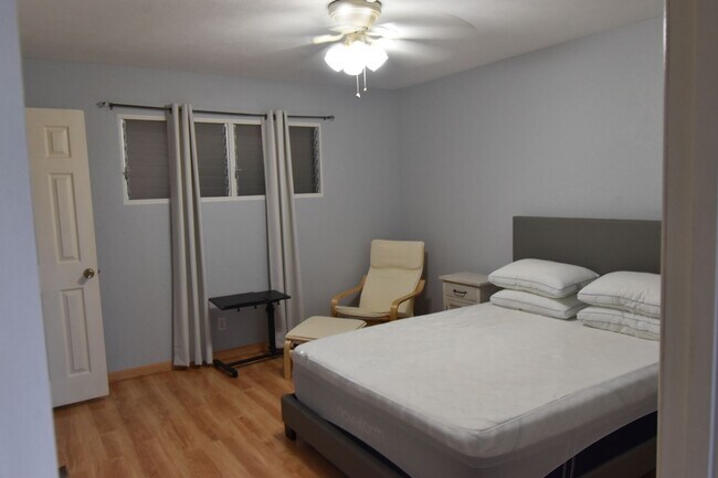 Building Photo - One Bedroom One Bathroom Furnished Condo
