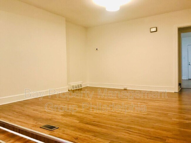 Foto del edificio - 6122 Larchwood Ave