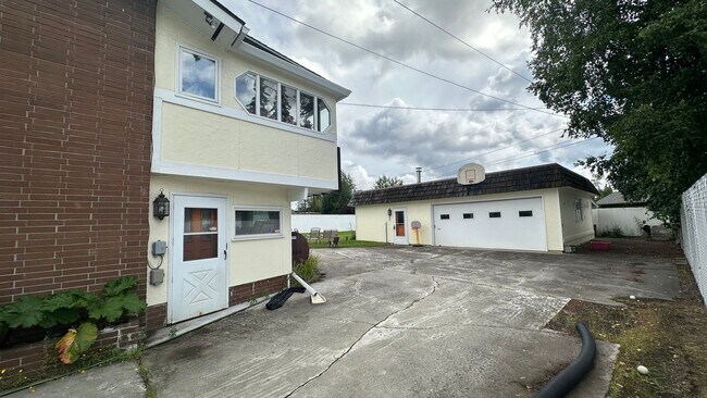 Foto del edificio - 2Bed/1Ba/1Car Amazing Apartment on Riverview Dr., All Util. Includ., sorry no pets.