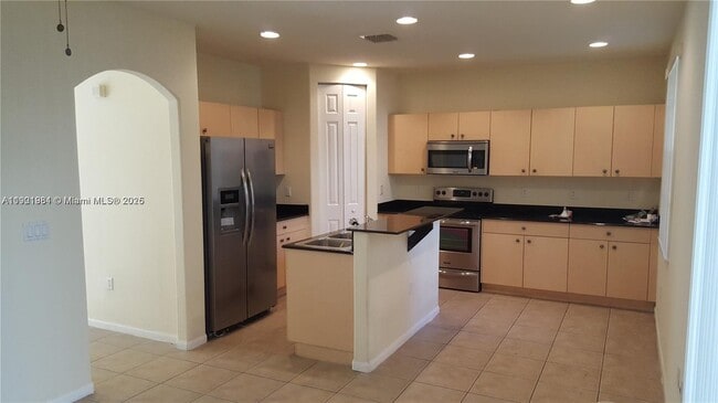 Building Photo - 2853 SW 85th Ave