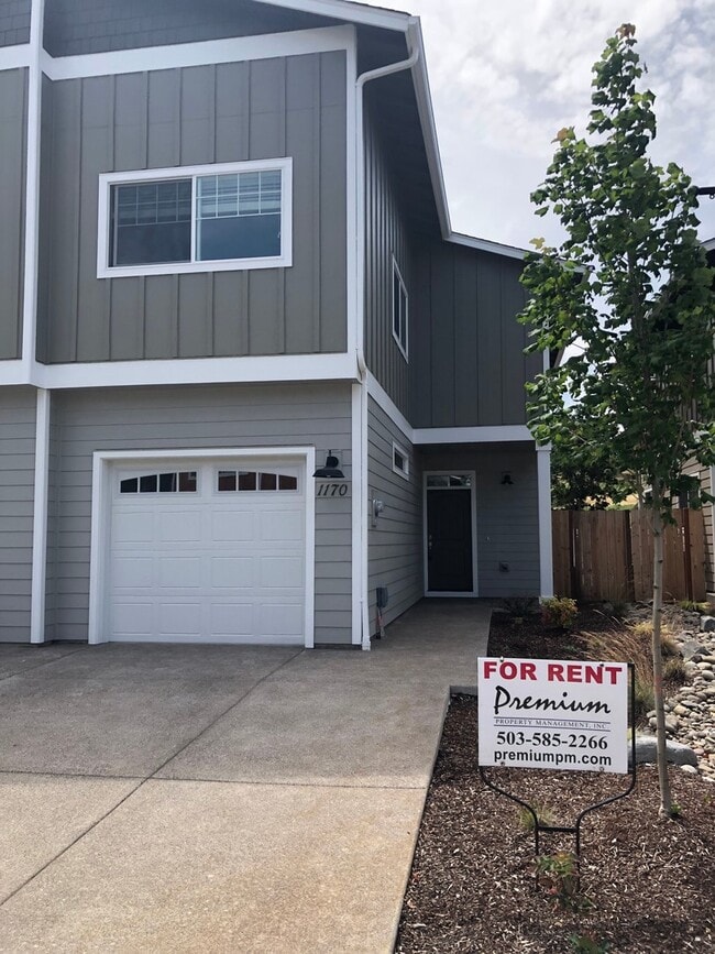 Building Photo - Large Duplex in South Salem!