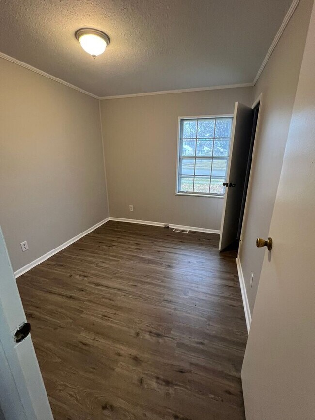 Foto del edificio - Four Bedrooms So Everyone Can Finally Have Their Own Door to Slam!