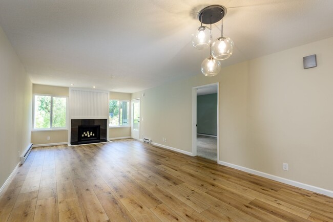 Building Photo - Farm Hill Vista 3bd/ 2bth Corner Unit w/ O...