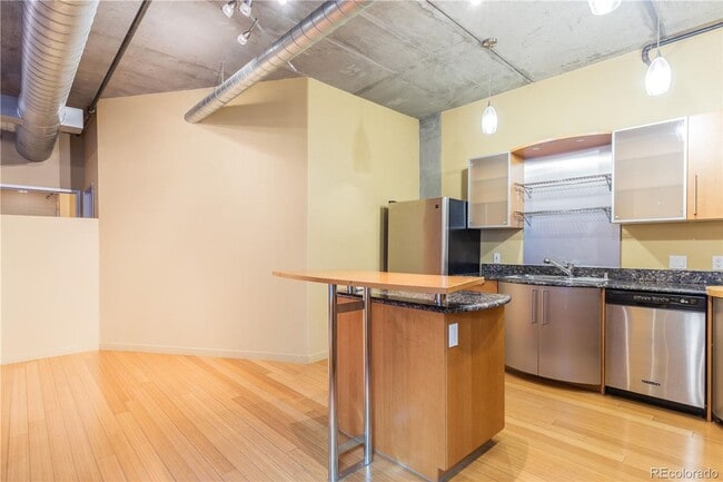 Building Photo - Location, Location!! Luxurious & spacious ...