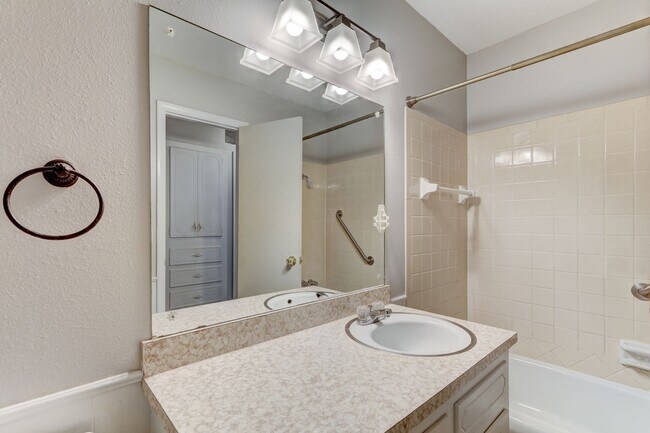 Building Photo - 3 Bed 1.5 Bath in Midwest City!