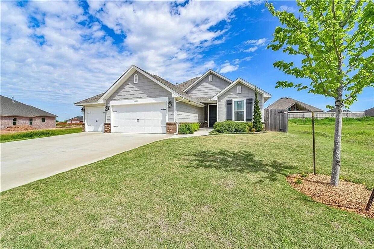 Primary Photo - Stunning 4 Bed, 3 (Full) Bath in Norman