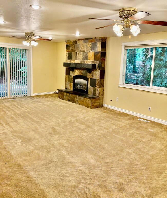 Building Photo - 3 Bed / 2.5 Beaver Lake home in Sammamish ...