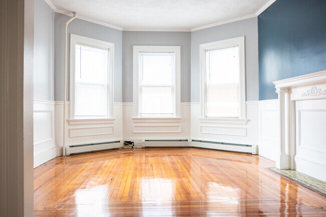 Building Photo - Edgewood View