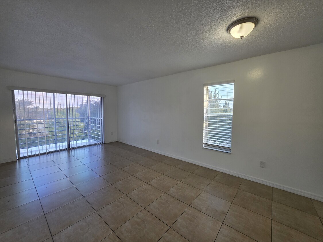 Foto principal - 2800 NW 56th Ave