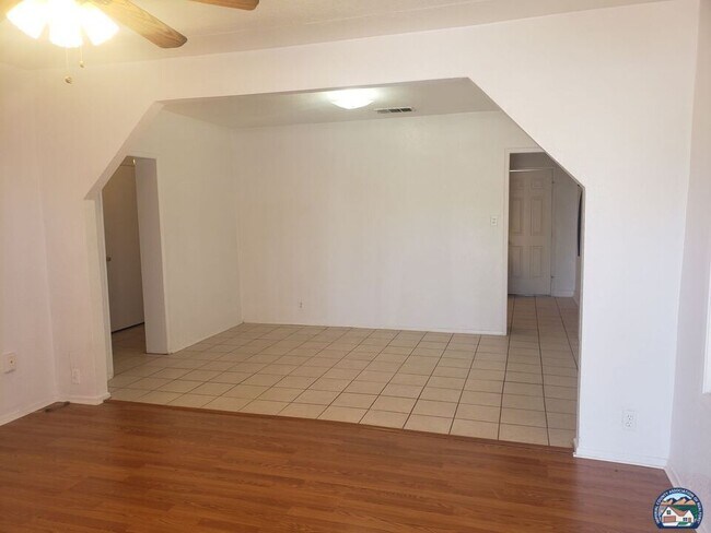 Foto del edificio - 658 S Cesar Chavez St