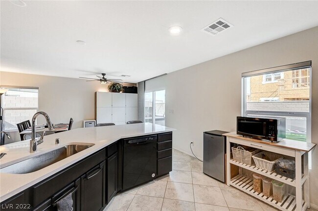 Foto del edificio - 7040 Fossil Lake St