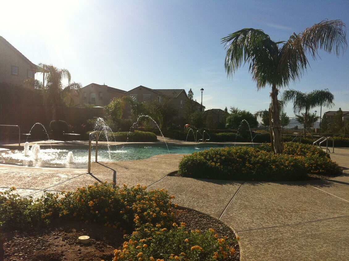 Building Photo - TRI LEVEL 4 BEDROOM LOCATED IN THE WILLOWS...