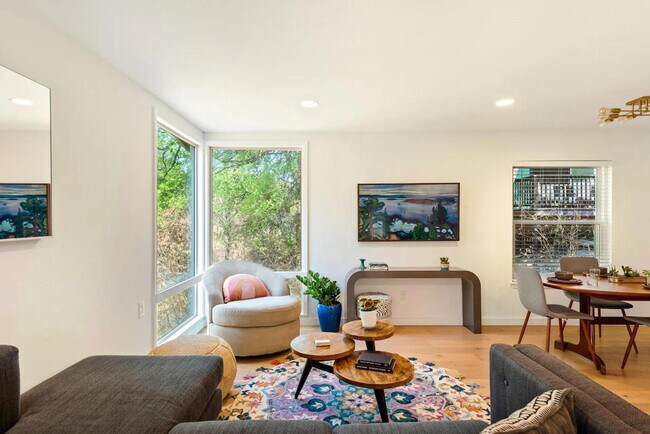 Building Photo - 2906 Westhill Dr