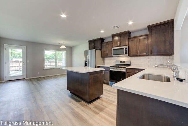 Building Photo - 4/2/2 in Broken Arrow!