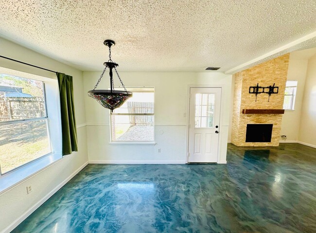 Foto del edificio - A Stunning 3-Bedroom 2.5-Bath 2 Storey Hom...