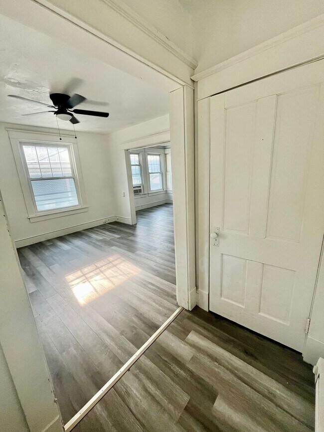 Foto del edificio - 387 E Howard St