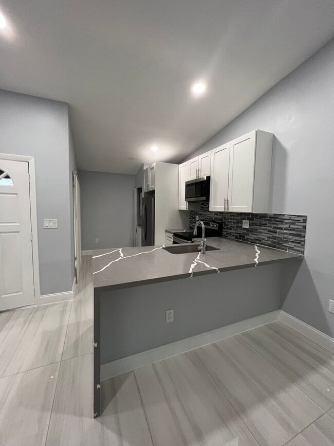 Foto del edificio - Corner Townehome 3Bed /2Bath