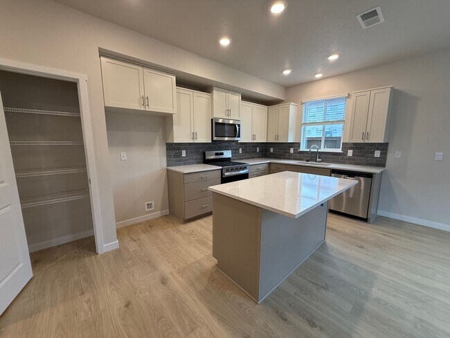 Foto del edificio - Brand New Stunning 5 Bed/3 Bath Home - Steven's Ranch