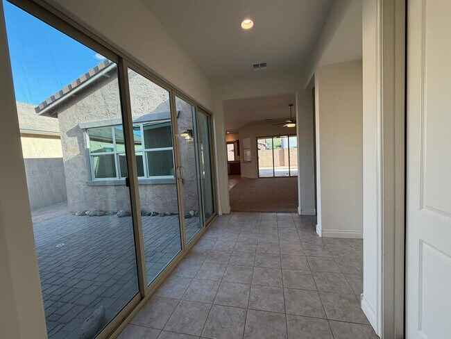 Foto del edificio - 9541 E Theia Dr