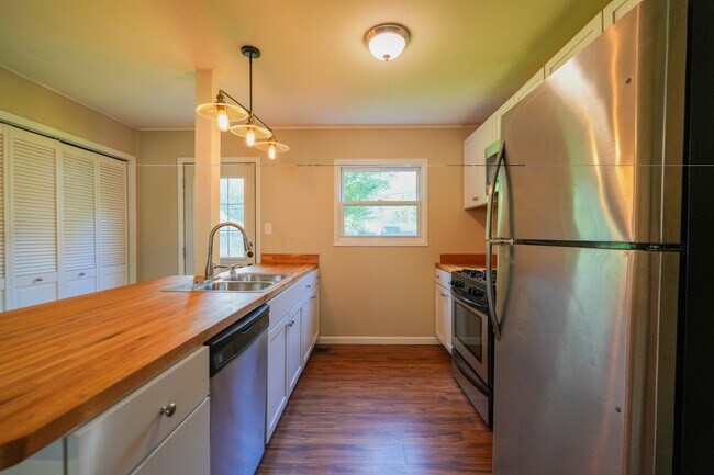 Building Photo - 1814 Meadow Dr