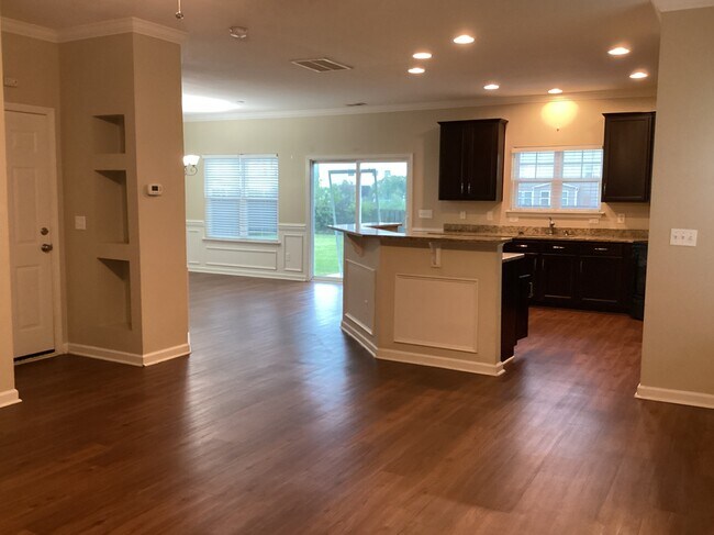 Building Photo - 708 Canyon Drive
