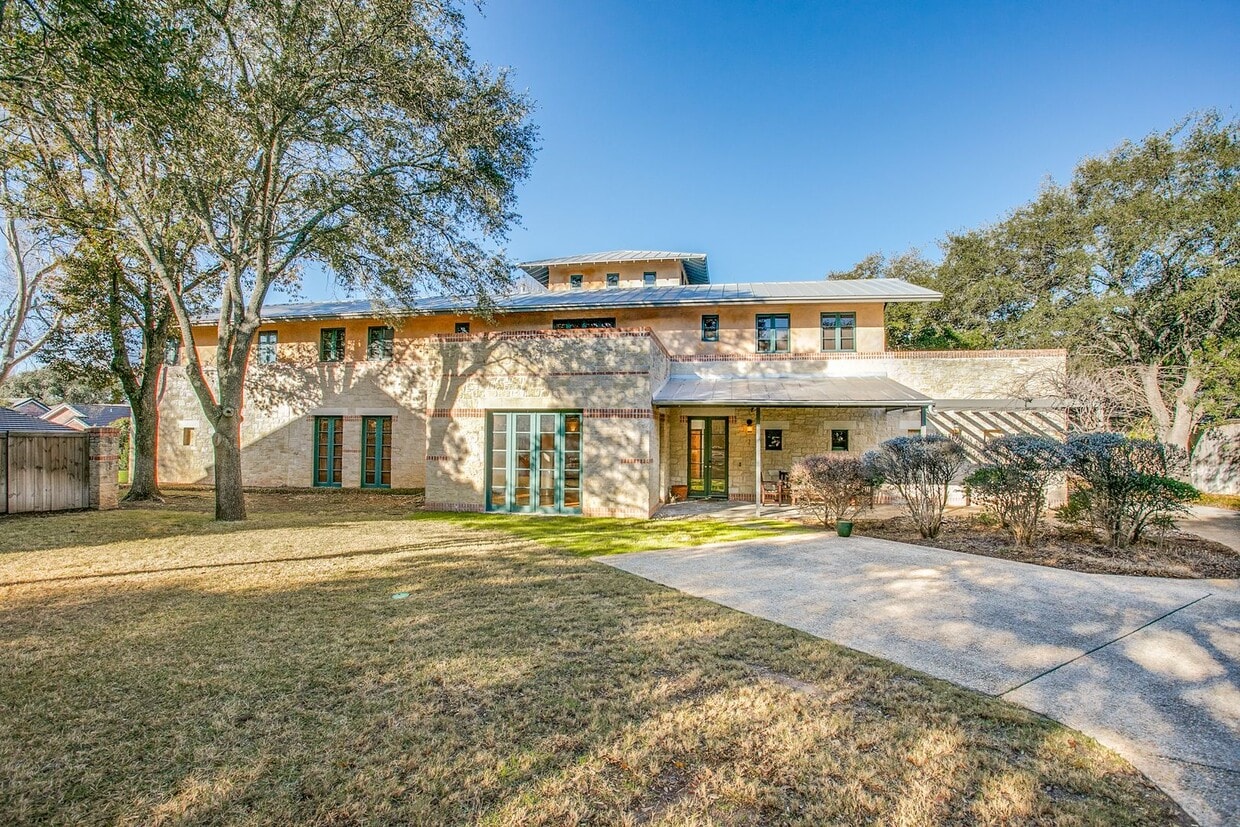 Primary Photo - LUXURY 4-BEDROOM IN ALAMO HEIGHTS