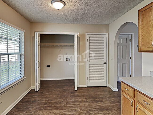 Foto del edificio - 4637 Blue Stream Ln S