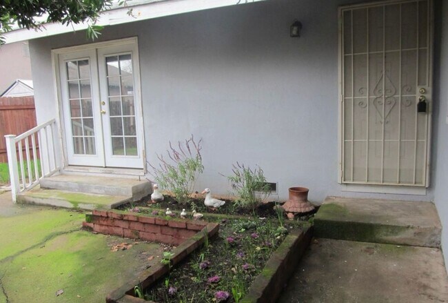 Building Photo - Super Cute 3/2 Rancho Cordova Home!! **Ple...