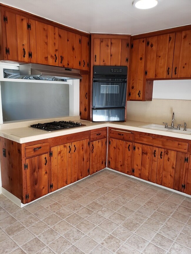 Building Photo - $750 REBATE-Open Floor Plan - 2BR/1BA End ...