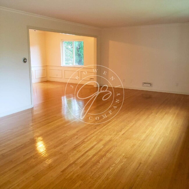 Foto del edificio - "Spacious 2-Bed, 2-Bath Gem in Ottawa Hills - 1600 Sq. Ft. Retreat on Evergreen Road!"