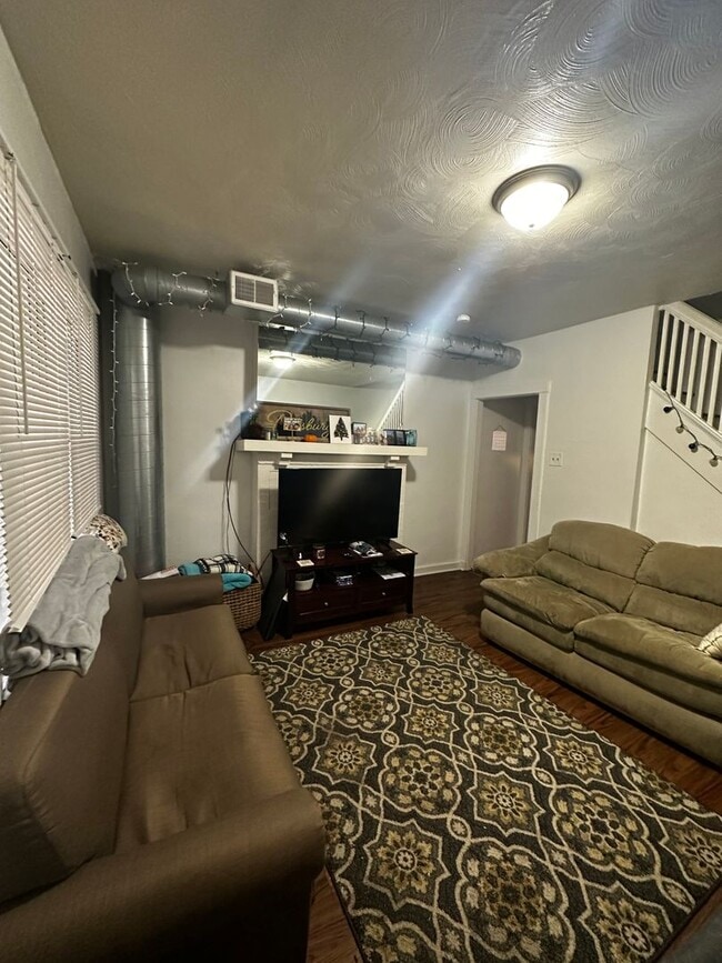 Photo - Four Bedroom House in Oakland!