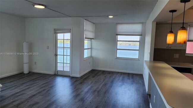 Building Photo - 1301 NE Miami Gardens Dr