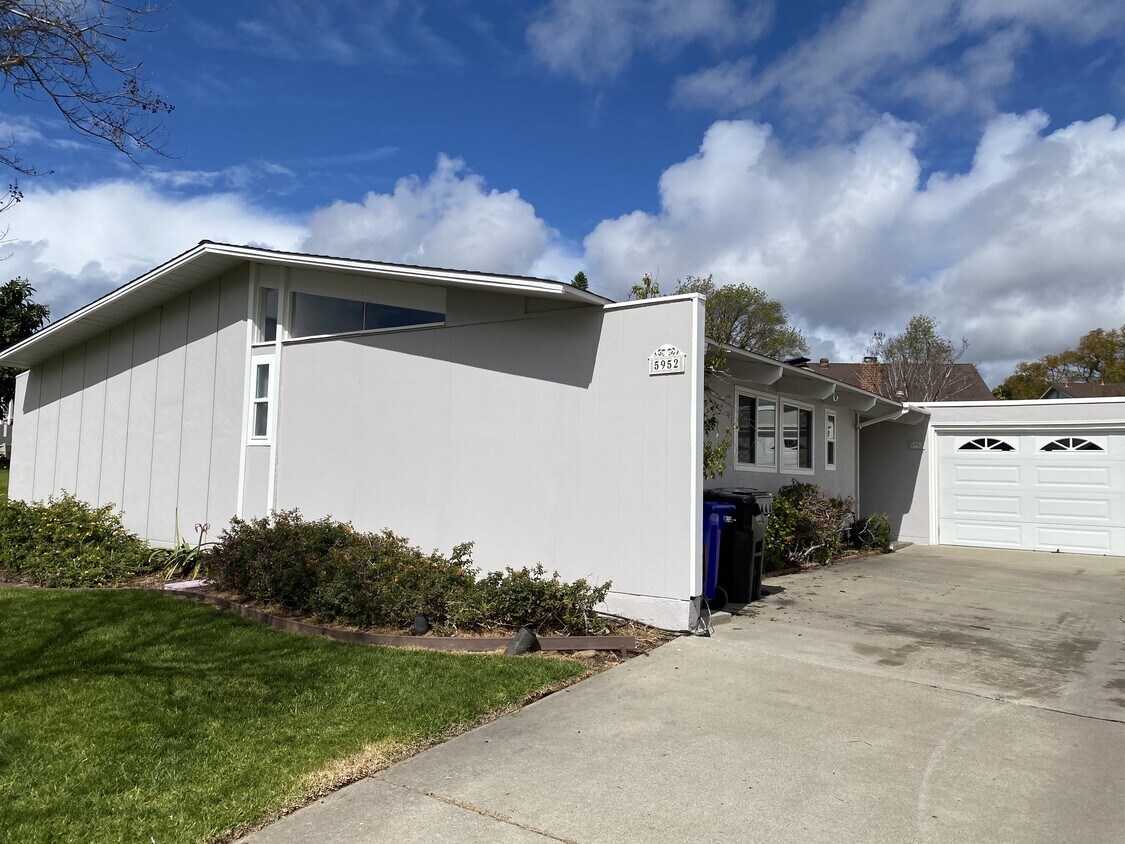 Foto principal - 5952 Erlanger St