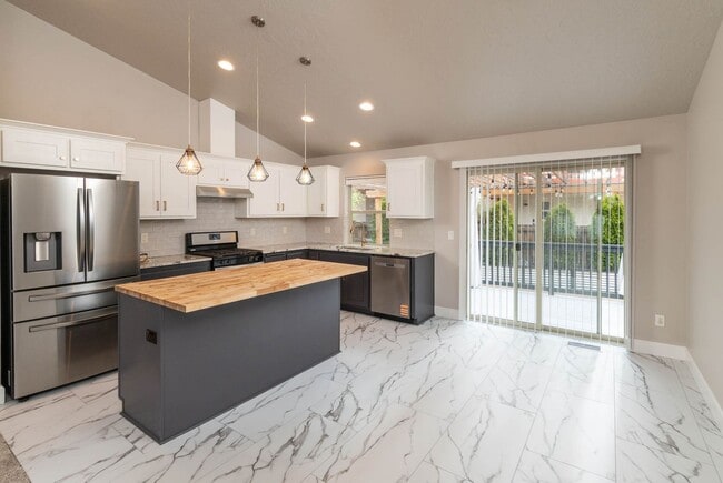 Building Photo - Refined Living in the Heart of Bend — Fully Remodeled Home for Lease