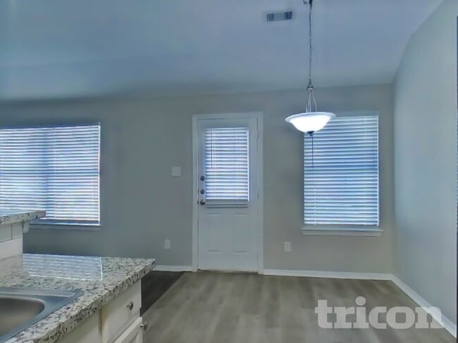 Building Photo - 2002 Briar Grove Dr