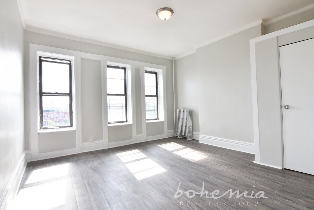 Primary Photo - 439 E 135th St