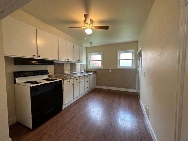 Building Photo - Charming 2 Bedroom Home with a Large Fence...