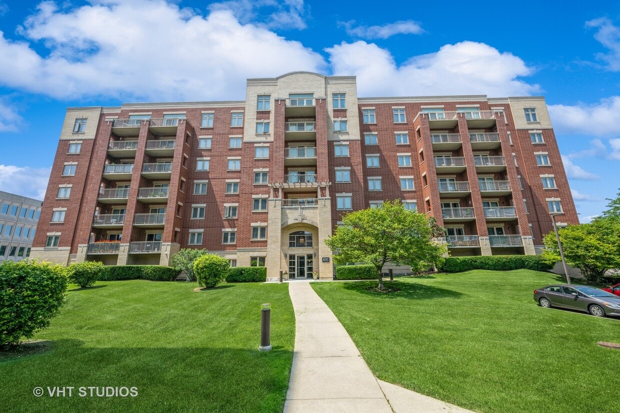Foto principal - 8747 W Bryn Mawr Ave